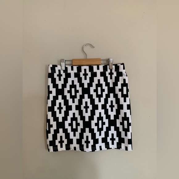 LOT OF 4 Women’s Bottoms Various Brands/Style, all Size S - Picture 4 of 5